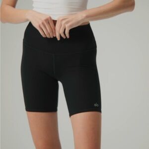 Alo 7” High-Waist Biker Short in Black